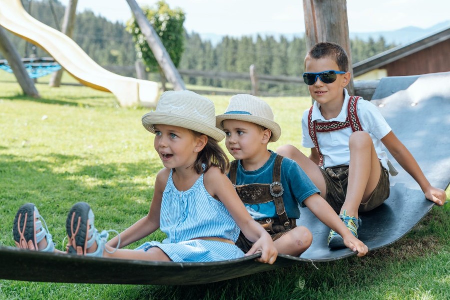 Kinder spielen im Freien im Pfingsturlaub am Hochk&ouml;nig &copy;TVB_Hochk&ouml;nig