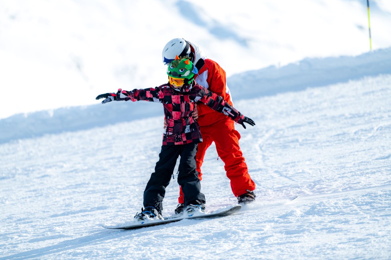 Kind lernt Skifahren &copy; Shutterstock.com