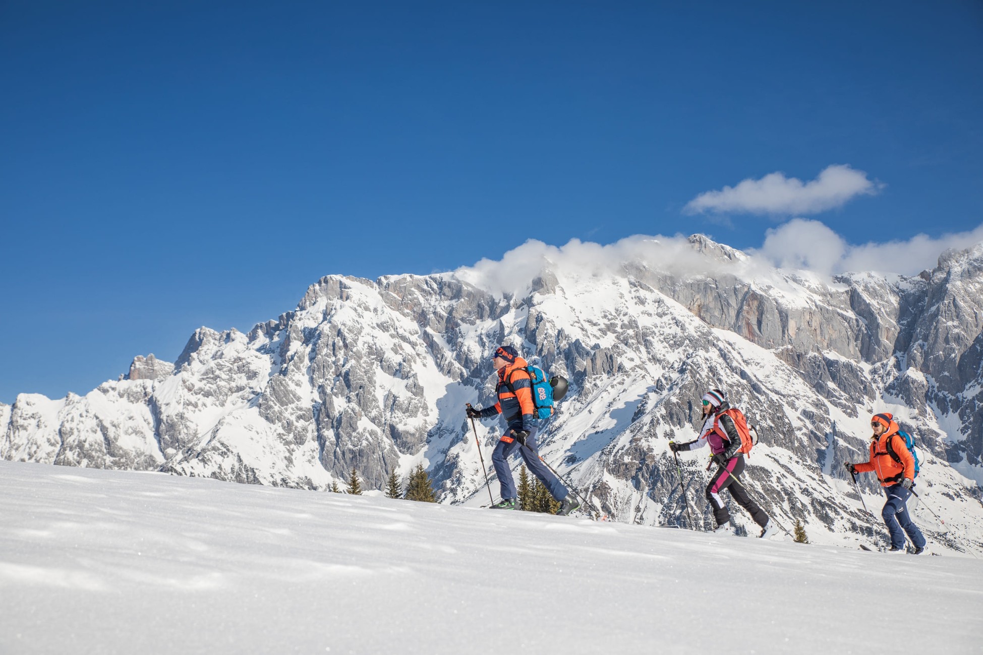 Eine Gruppe an Leuten geht eine Skitour in den Bergen im Winterurlaub im Hotel Bachschmied. &copy;TVB_Hochk&ouml;nig