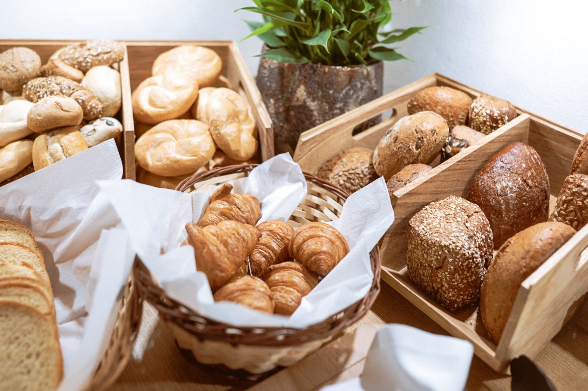 Verschiedene Brotsorten und Croissants beim Fr&uuml;hst&uuml;ck im Hotel Bachschmied