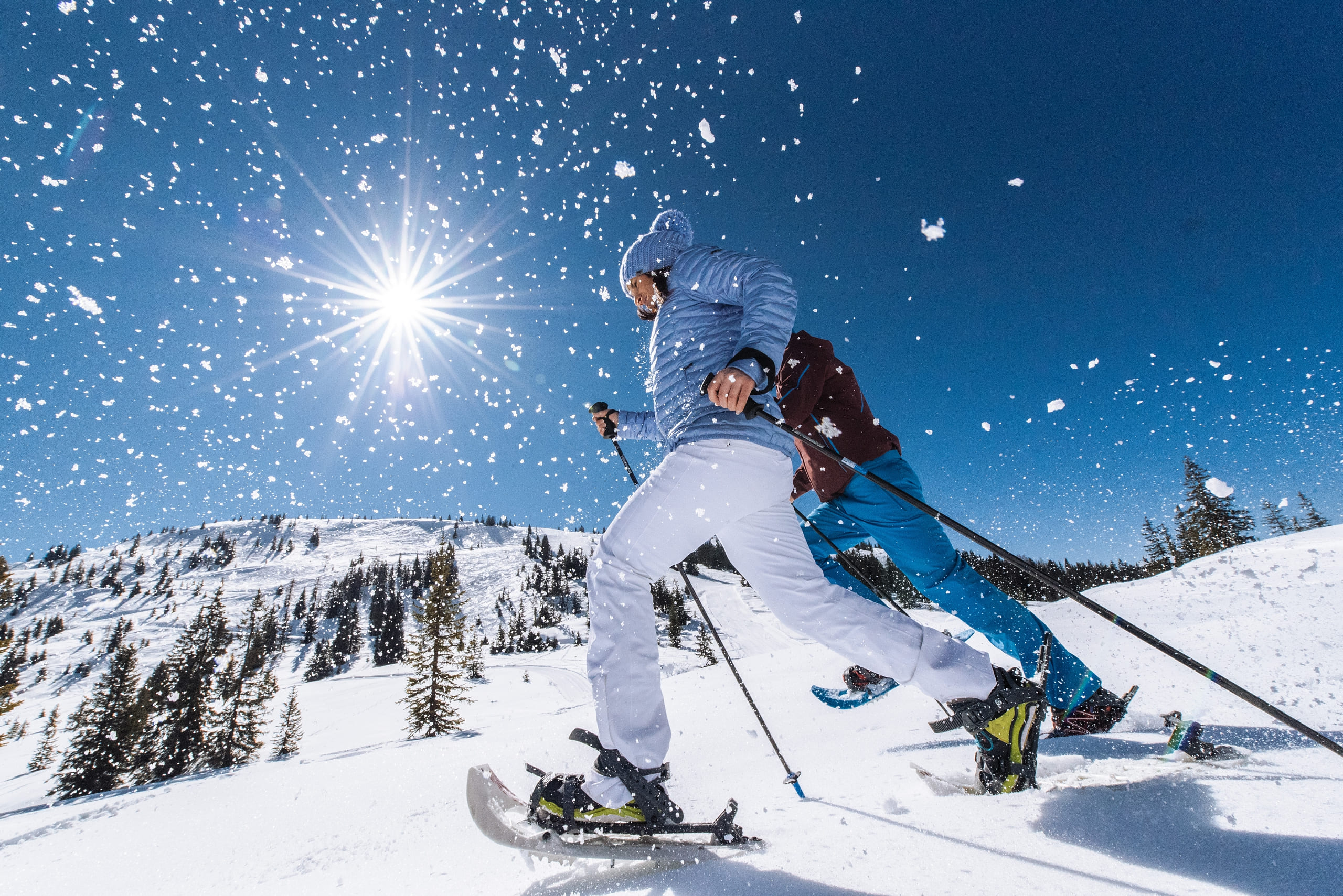 Detailfoto von zwei Schneeschuhwanderern mit Schneeflocken am Hochkönig. ©TVB_Hochkönig