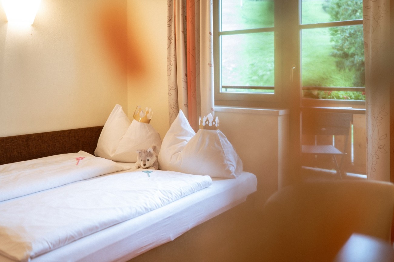 Ein gem&uuml;tliches Hotelzimmer im Bachschmied mit Doppelbett und Balkon mit Blick ins Freie.