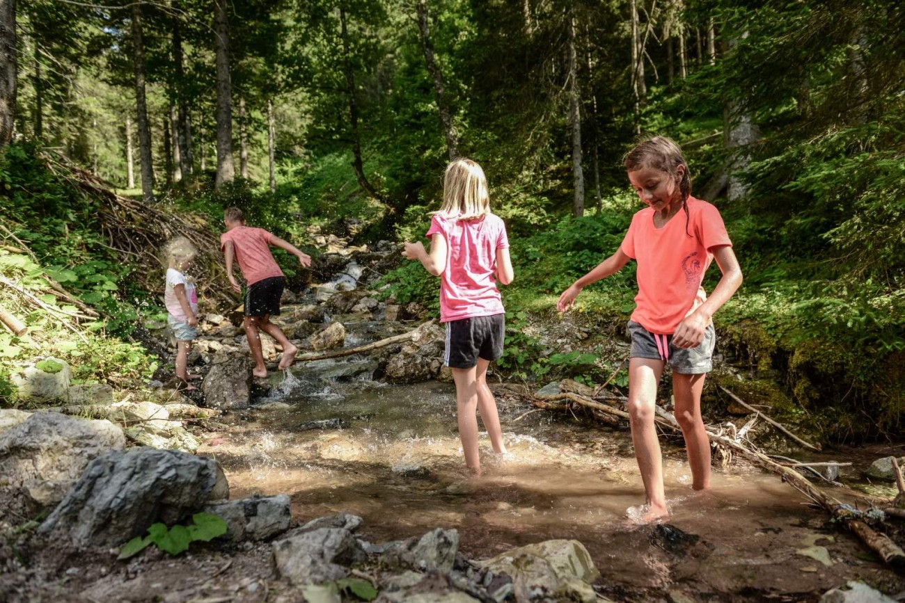 Kinder spielen im Wald an einem kleinen Bach im Urlaub im Kinderhotel Bachschmied. &copy;TVB_Hochk&ouml;nig/Christian Schartner