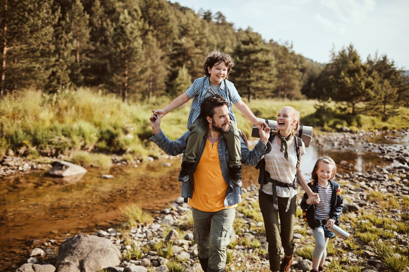 Familie am Wandern im Familienurlaub am Hochk&ouml;nig in Maria Alm. &copy;Shutterstock