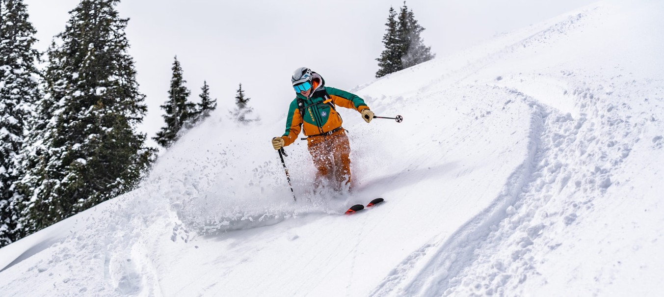 Eine Familie spaziert fr&ouml;hlich durch einen verschneiten Wald im Winterurlaub im Hotel Bachschmied. &copy;Shutterstock