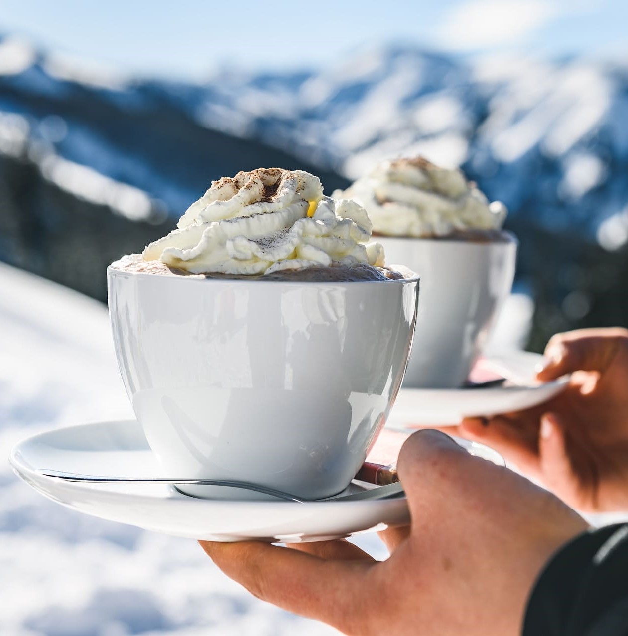 Drei Kinder spielen fr&ouml;hlich im Schnee, umgeben von schneebedeckten B&auml;umen im Skiurlaub im Salzburger Land. &copy;TVB_Hochk&ouml;nig