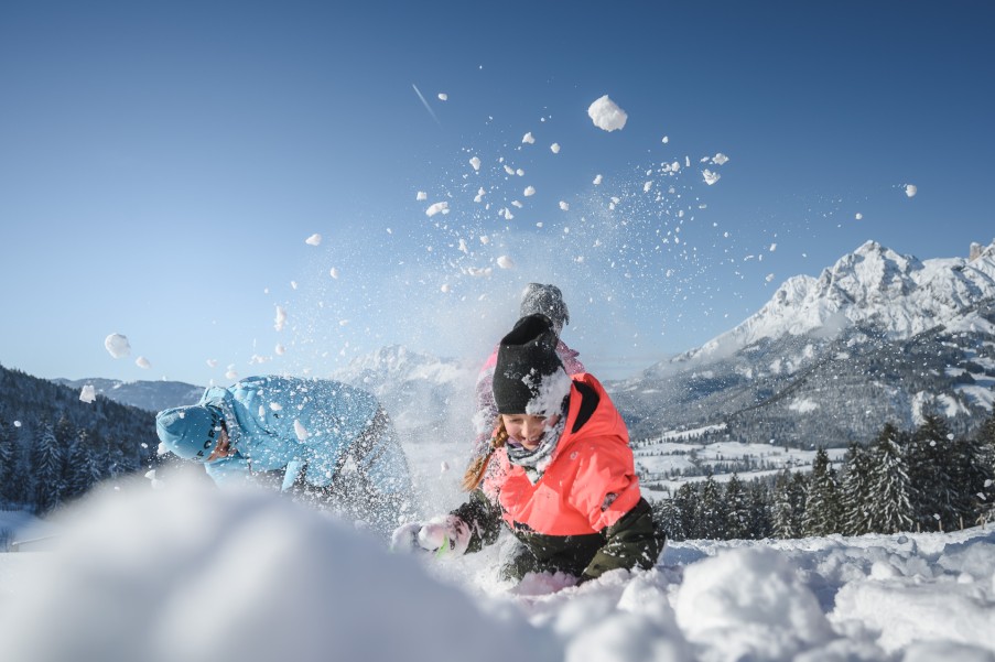 Kinder spielen im Schnee im Winterurlaub im Hotel Bachschmied. &copy; Hochk&ouml;nig Tourismus GmbH