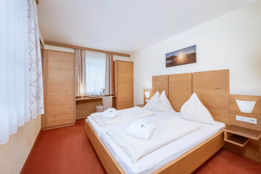 Doppelzimmer mit getrennten Schlafr&auml;umen im Hotel Bachschmied in Maria Alm.