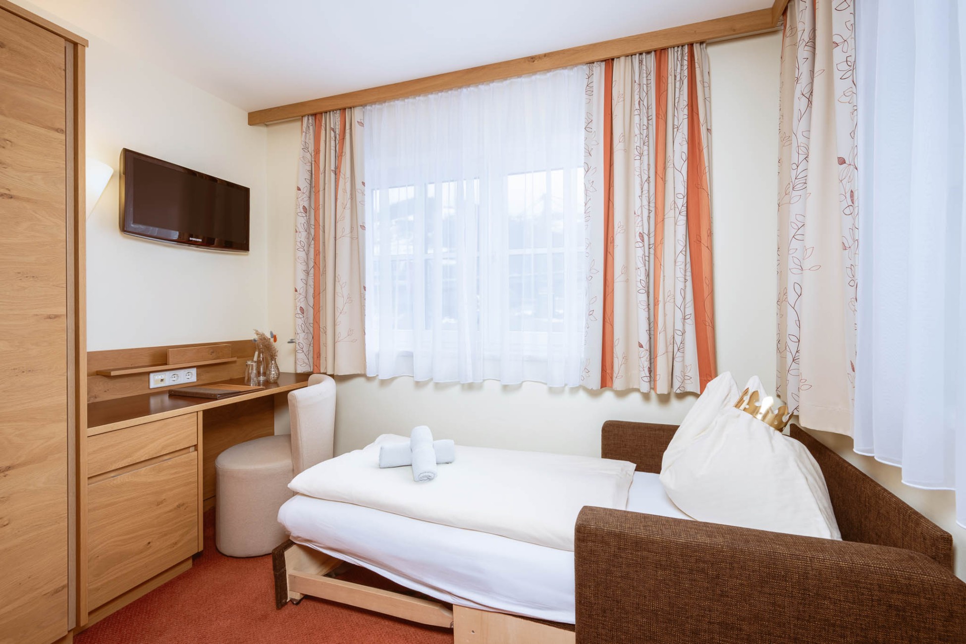 Schlafcouch im Hotel Bachschmied in Maria Alm.