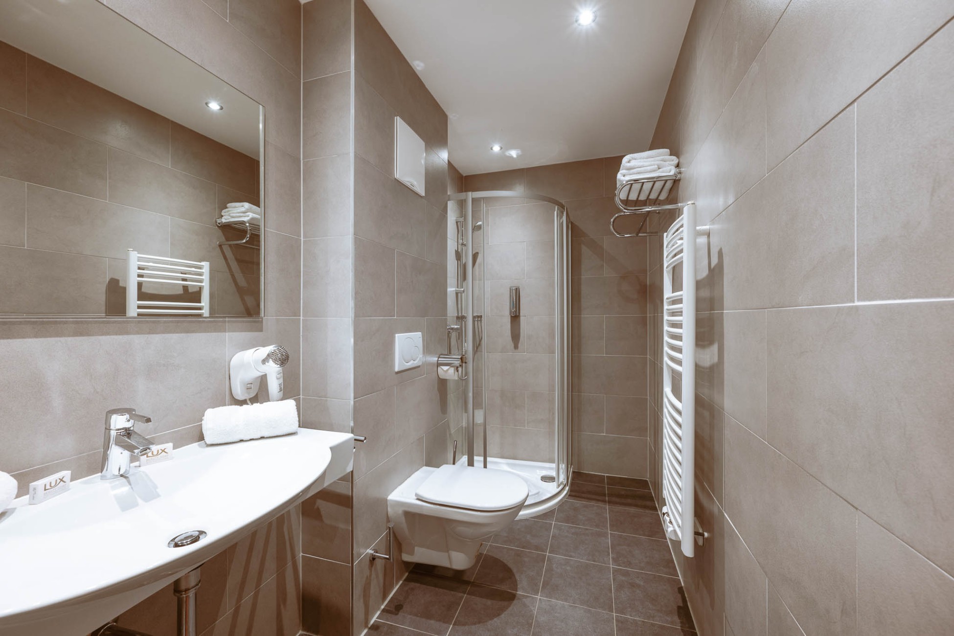 Modernes, helles Badezimmer im Hotel Bachschmied in Maria Alm.