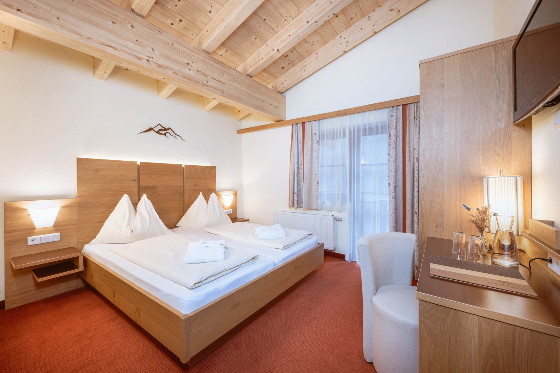 Doppelbett in der Juniorsuite im Hotel Bachschmied in Maria Alm.